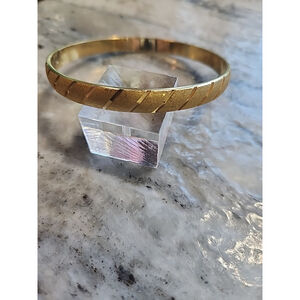 Vintage Monet Gold Tone Bangle Bracelet Size M NWOT